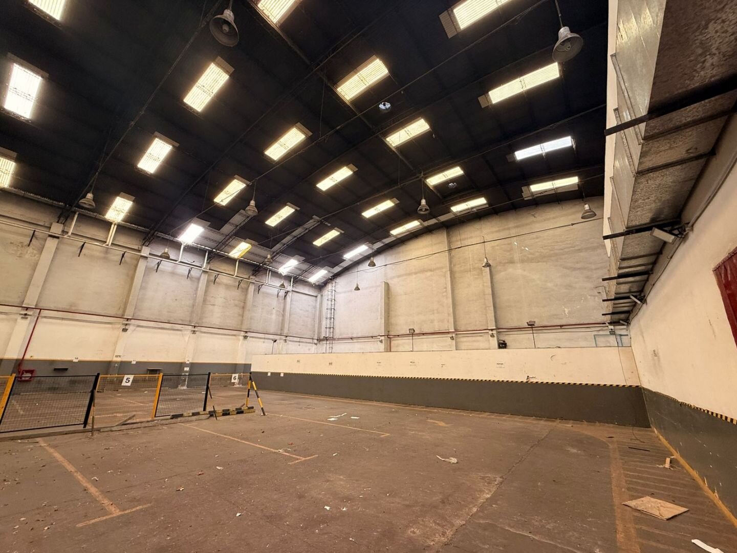Galpon en alquiler. 1300 m2 con oficinas. Todo en una planta y sin columnas. Mixtura 2. — foto 2