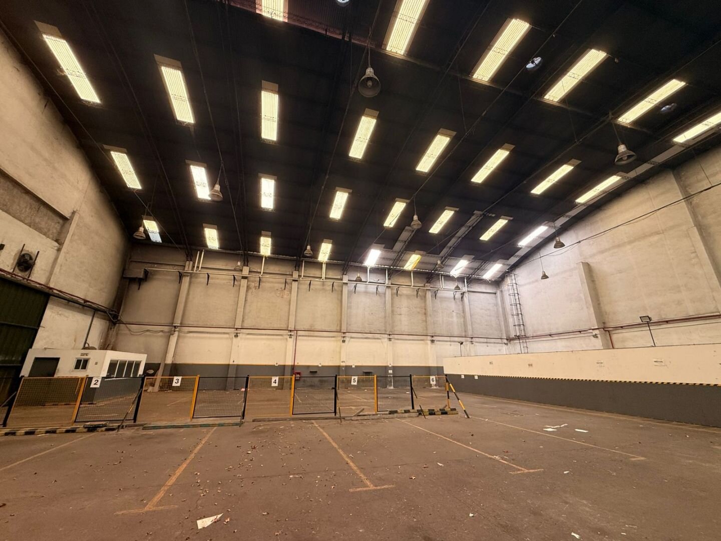Galpon en alquiler. 1300 m2 con oficinas. Todo en una planta y sin columnas. Mixtura 2. — foto 4