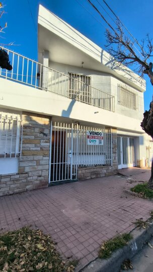 VENDO CASA 3 DORM | TERRAZA + COCHERA | B° VILLA ARGENTINA | A 2 CUADRAS DE AV SABATTINI