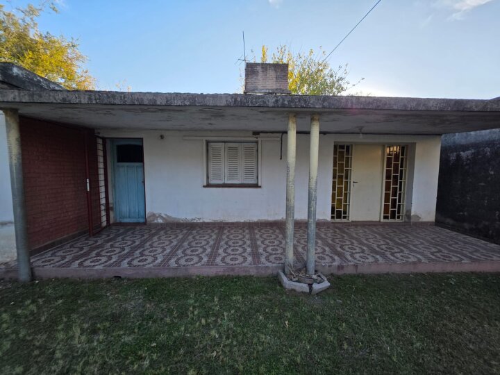 Casa a reciclar en venta en Argüello, lote 682