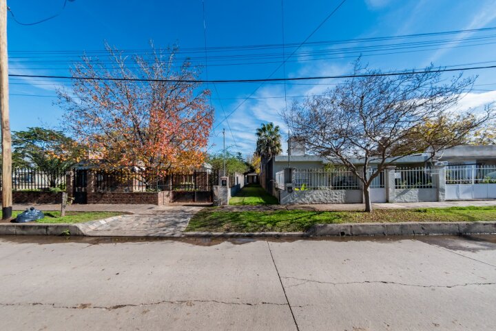 CASA A RECICLAR EN CORAZÓN DE MANZANA CON GRAN TERRENO