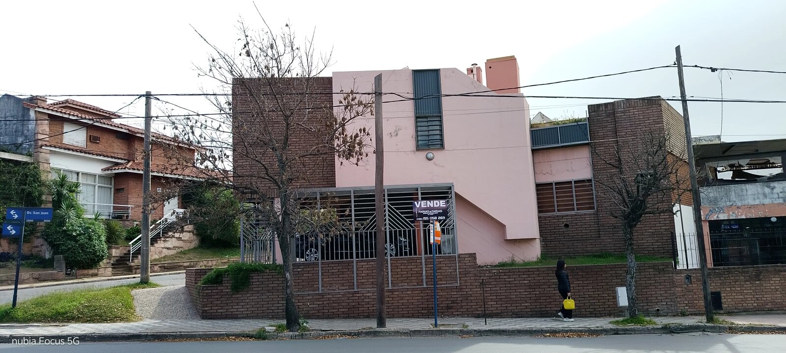 VENTA AMPLIA CASA ESQUINA EN BARRIO PASO DE LOS ANDES!  3 DORMITORIOS - APTA CRÉDITO