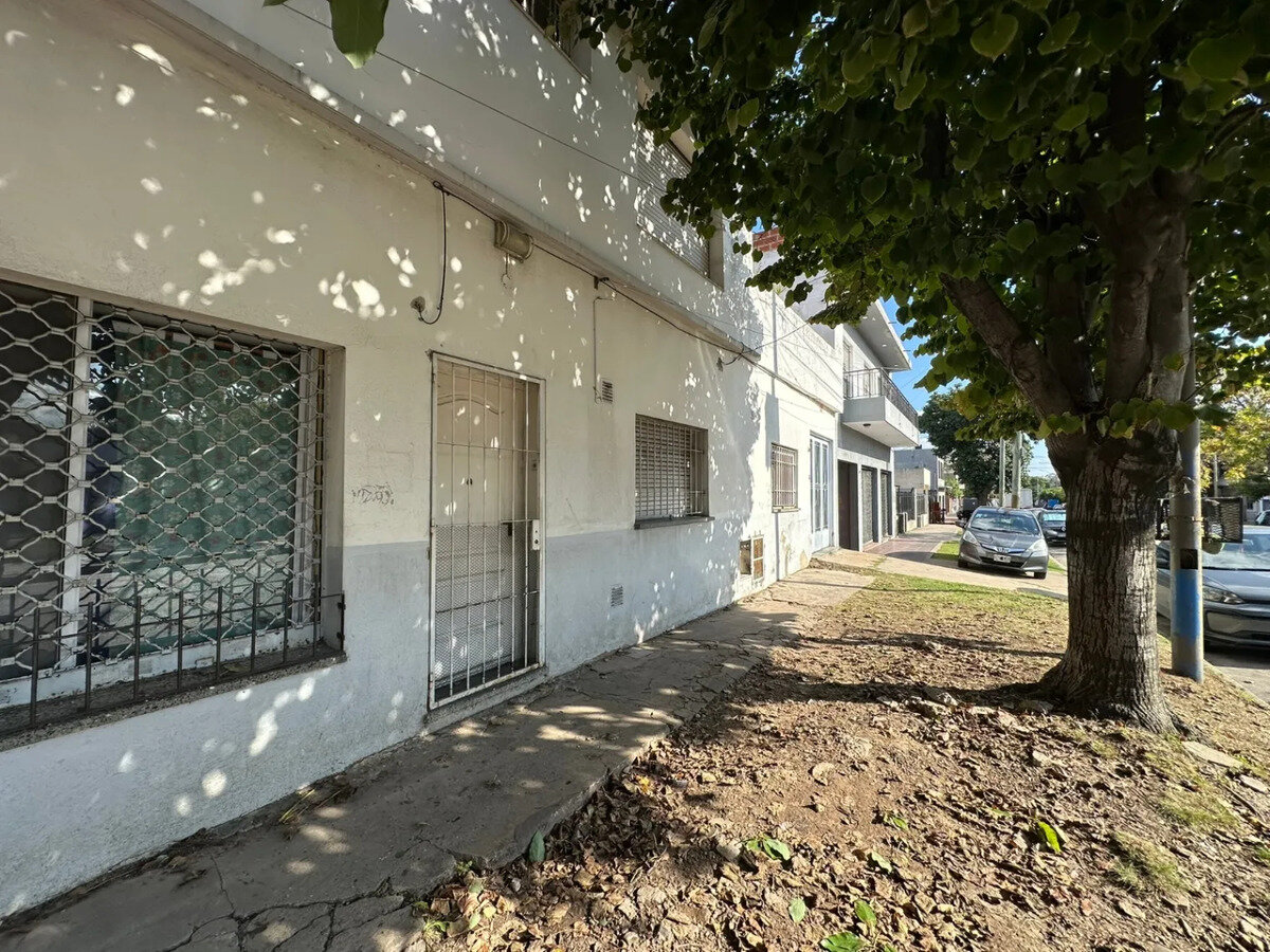 CASA 3 AMB. CON PATIO – ACEPTA MASCOTAS
