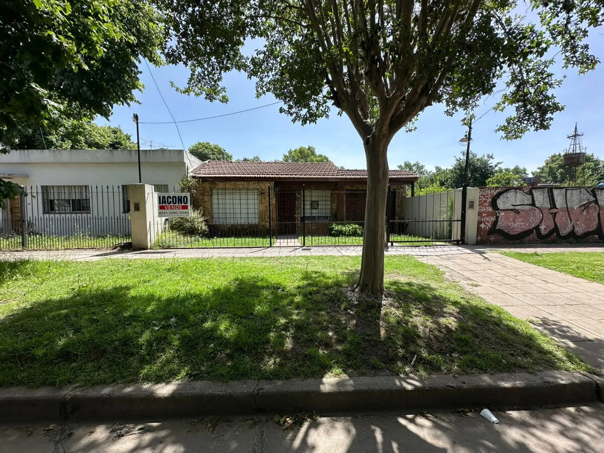 CASA EN VENTA EN FLORENCIO VARELA - 1