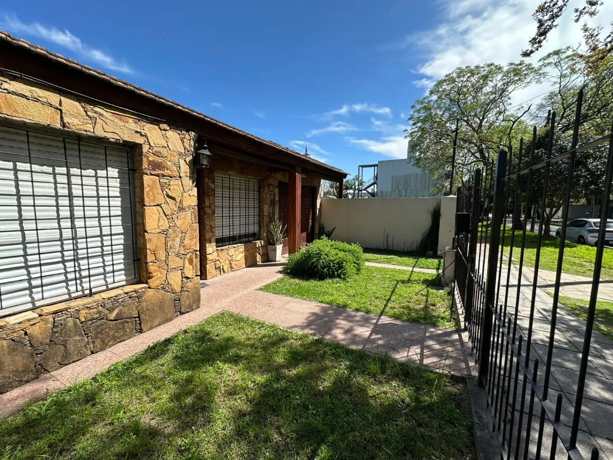 CASA EN VENTA EN FLORENCIO VARELA - 2