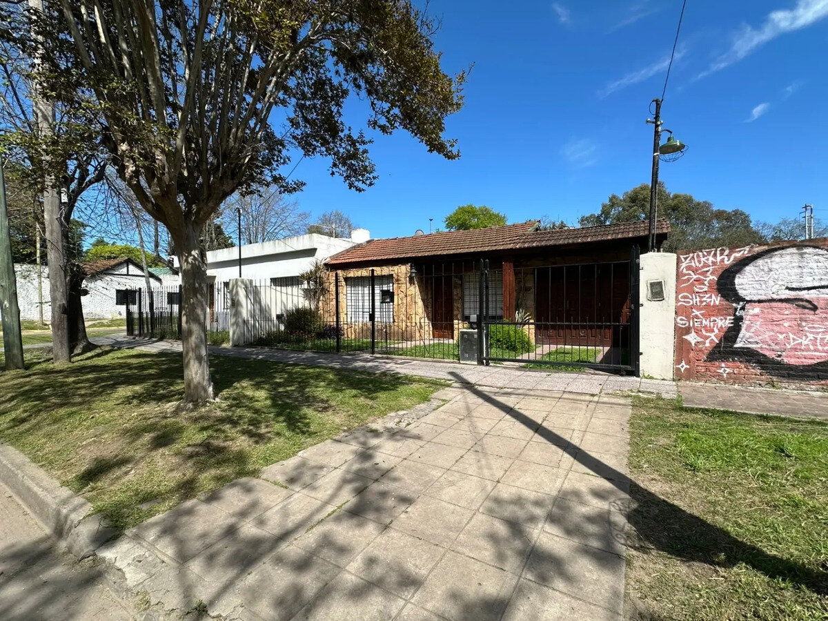 CASA EN VENTA EN FLORENCIO VARELA - 18