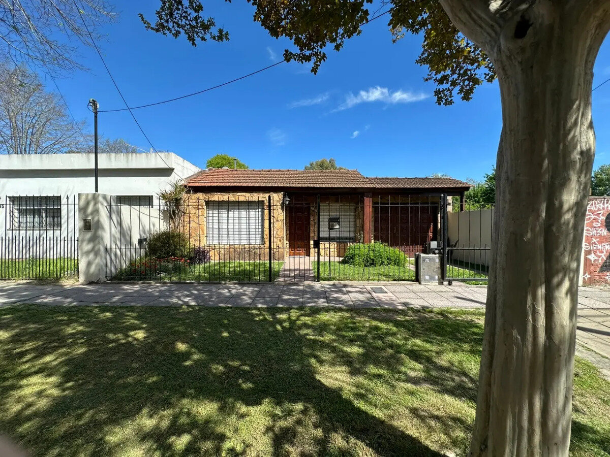 CASA EN VENTA EN FLORENCIO VARELA - 19