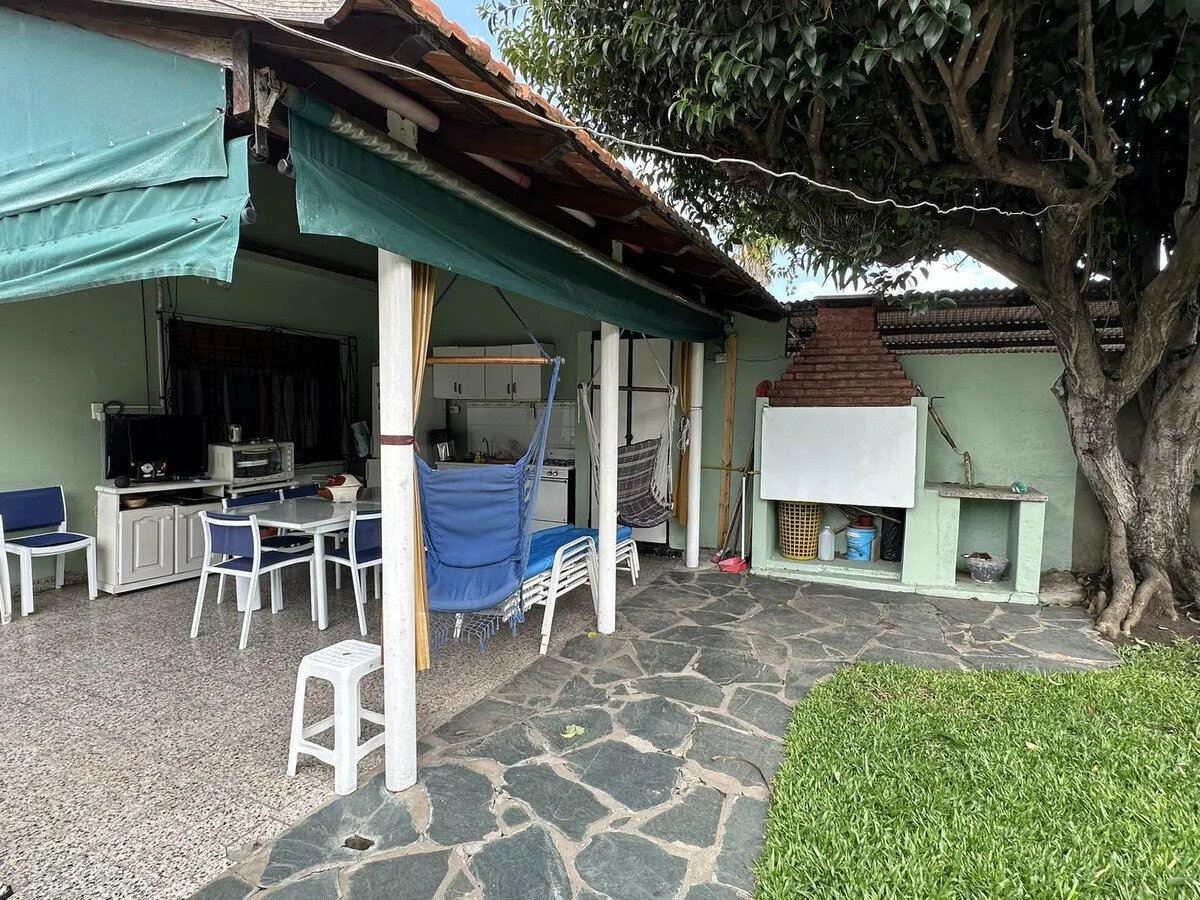 CASA CON FONDO LIBRE Y PILETA - 21