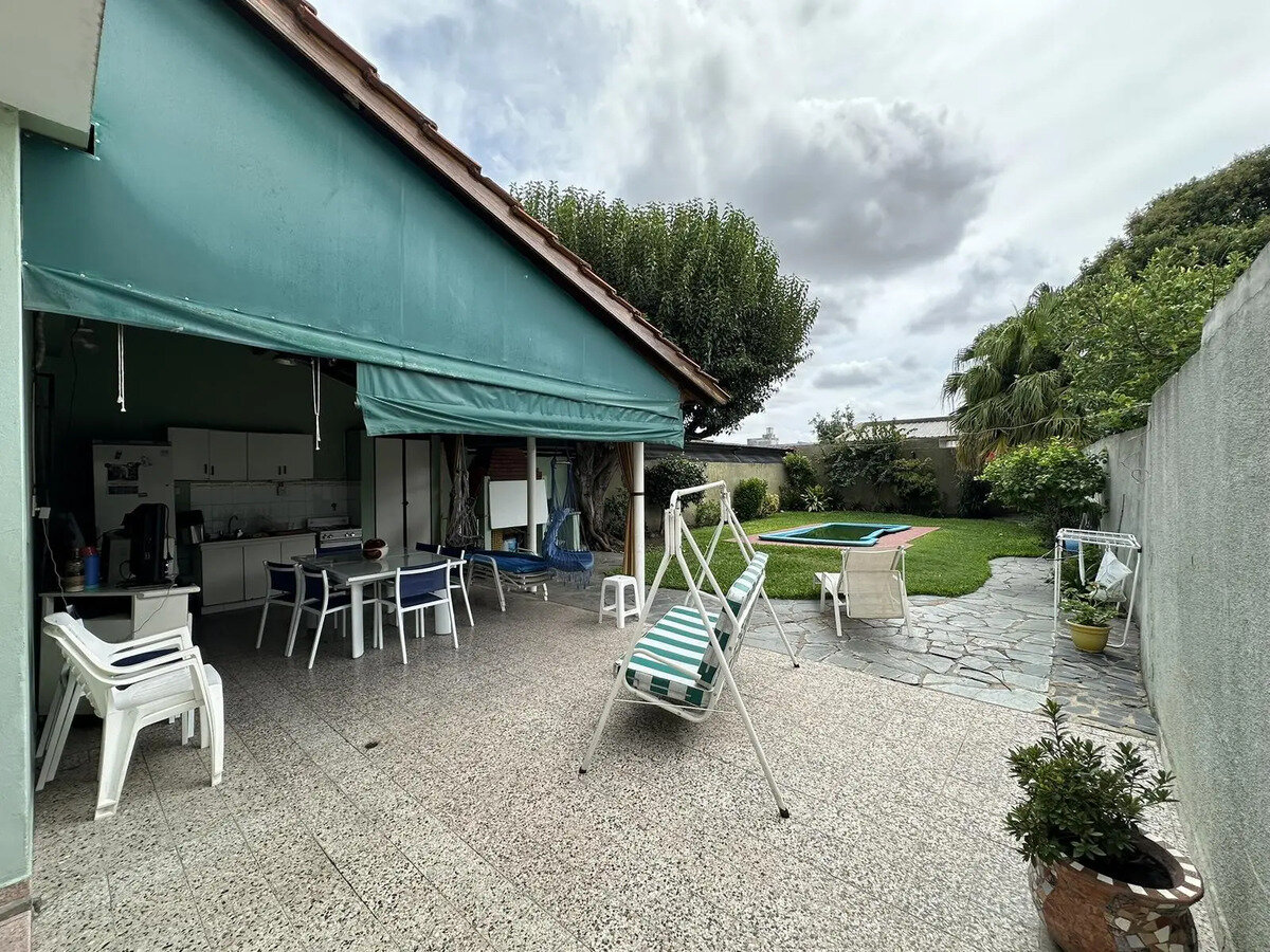CASA CON FONDO LIBRE Y PILETA - 19