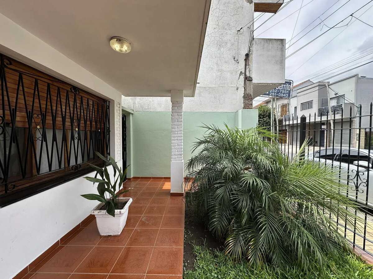 CASA CON FONDO LIBRE Y PILETA - 3