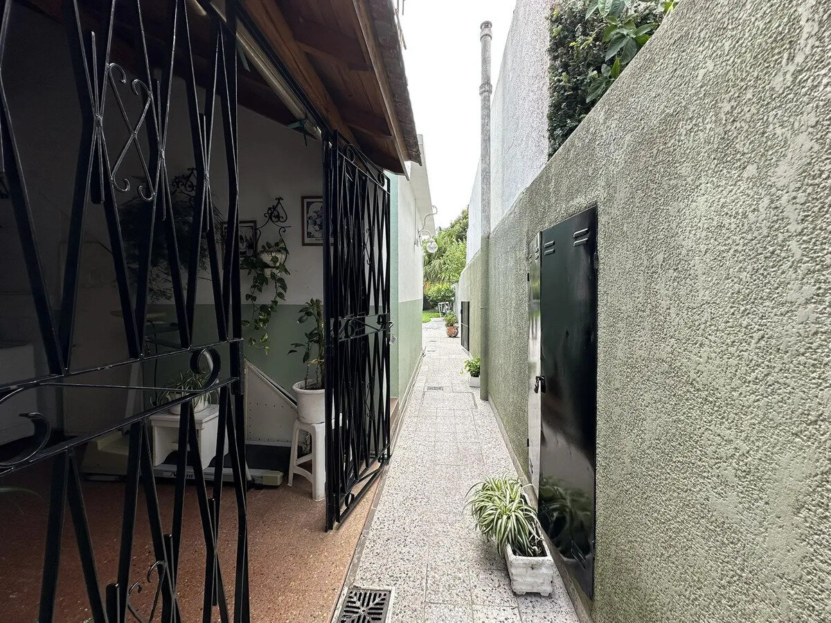 CASA CON FONDO LIBRE Y PILETA - 18
