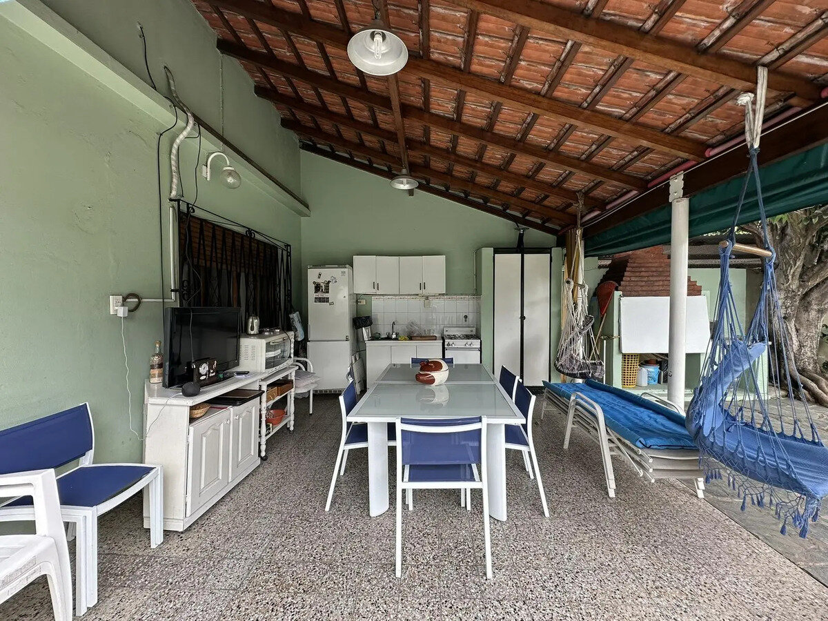 CASA CON FONDO LIBRE Y PILETA - 20