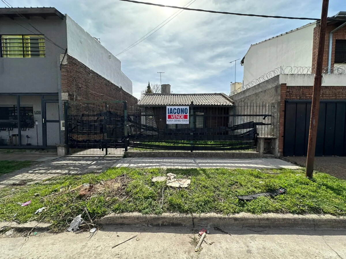TERRENO DE 207,84 CON CASA PREMOLDEADA - 1