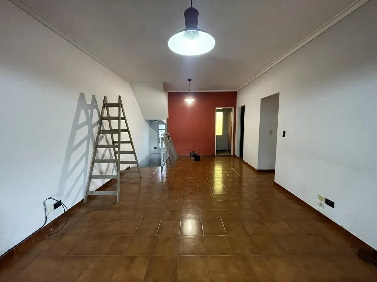 CASA EN 2 PLANTAS CON LOCALES Y FONDO LIBRE — foto 9