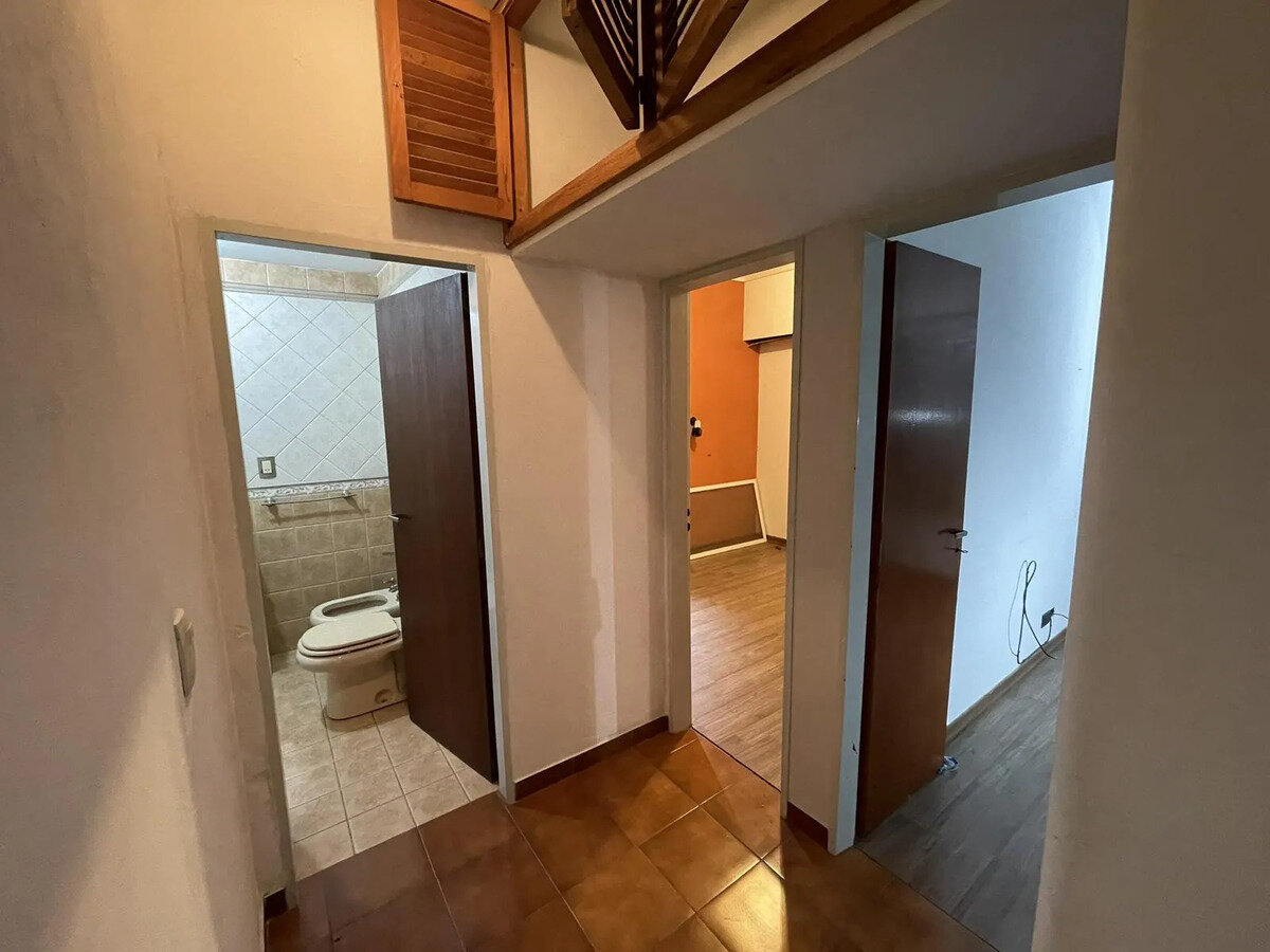 CASA EN 2 PLANTAS CON LOCALES Y FONDO LIBRE — foto 11