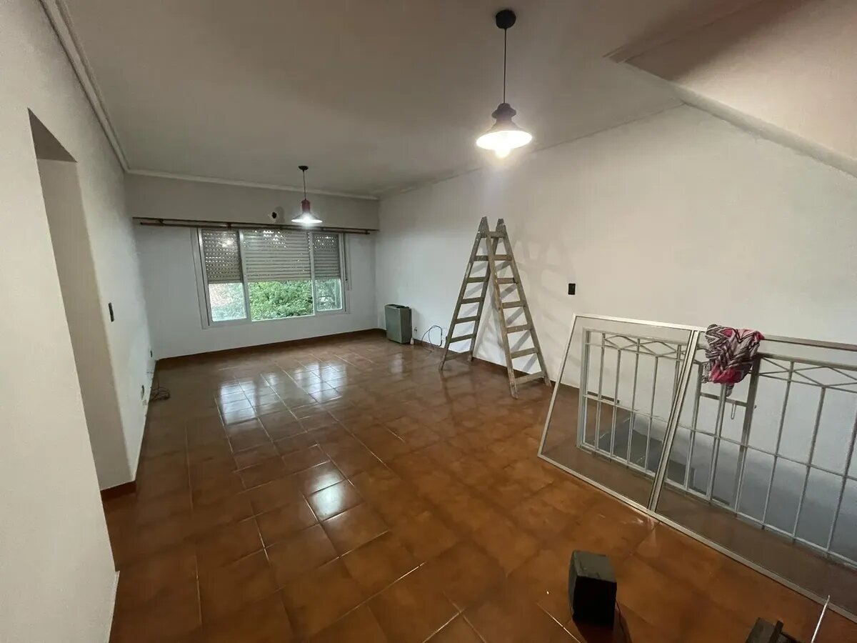 CASA EN 2 PLANTAS CON LOCALES Y FONDO LIBRE — foto 2