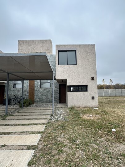 Se vende dúplex en barrio Distrito Sur
