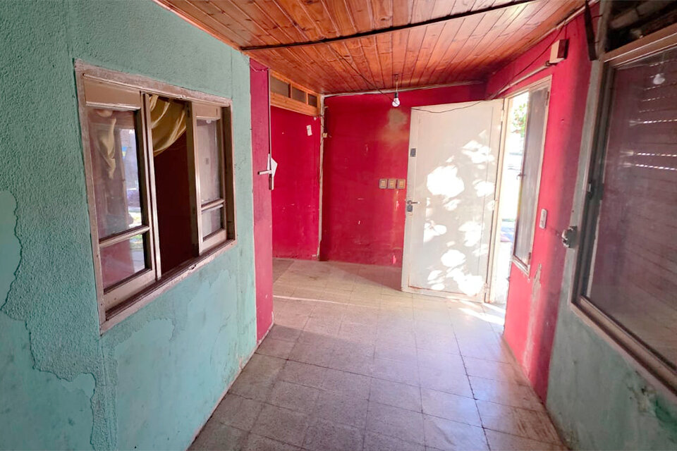 IMPERDIBLE CASA A RECICLAR 2 DORMITORIOS CON PATIO CASACCIA Y ESTEBAN DE LUCA - 5
