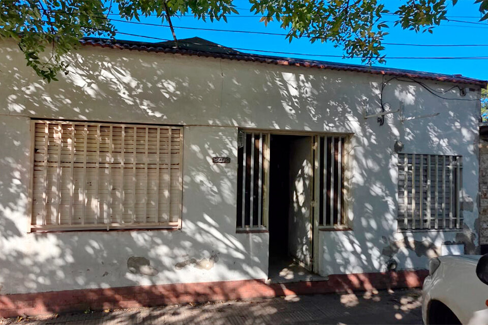 IMPERDIBLE CASA A RECICLAR 2 DORMITORIOS CON PATIO CASACCIA Y ESTEBAN DE LUCA - 1