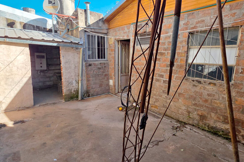 IMPERDIBLE CASA A RECICLAR 2 DORMITORIOS CON PATIO CASACCIA Y ESTEBAN DE LUCA - 9
