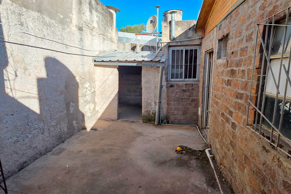 IMPERDIBLE CASA A RECICLAR 2 DORMITORIOS CON PATIO CASACCIA Y ESTEBAN DE LUCA - 10