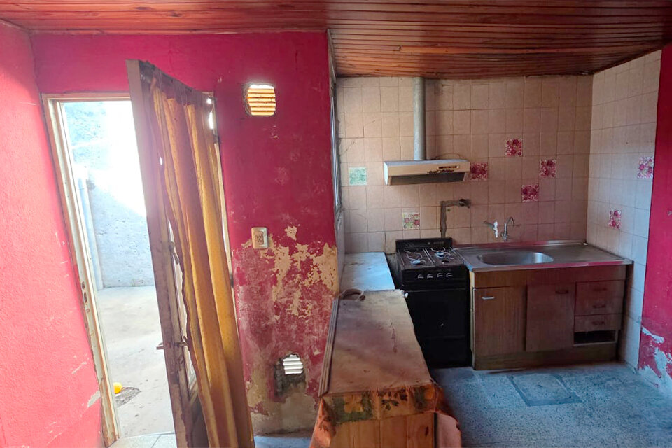 IMPERDIBLE CASA A RECICLAR 2 DORMITORIOS CON PATIO CASACCIA Y ESTEBAN DE LUCA - 3