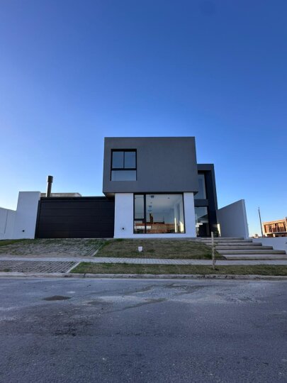 CASA 3 DORMITORIOS CON GALERÍA, ASADOR Y COCHERA DOBLE RINCONES DE MANANTIALES