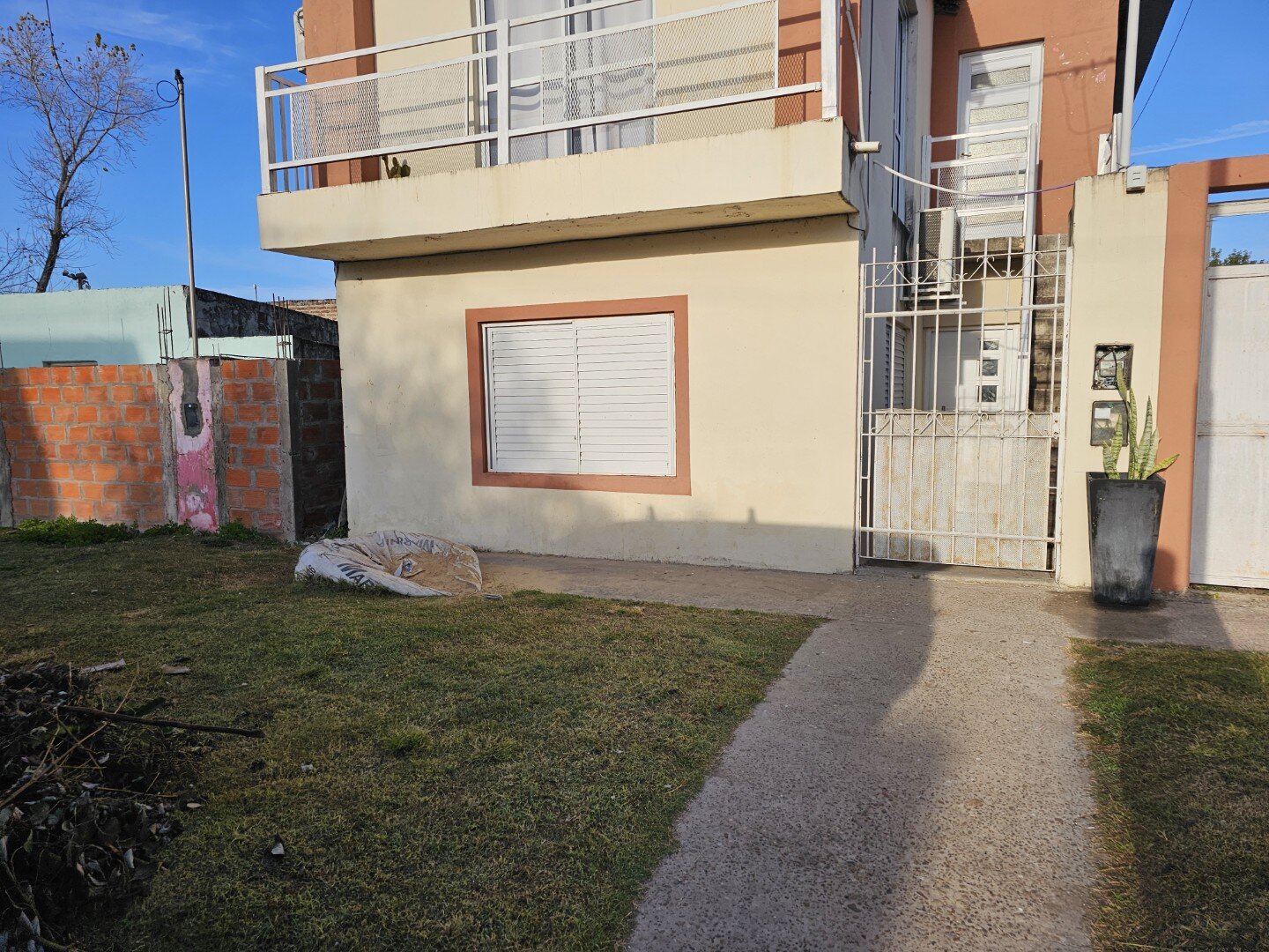 VENTA | Casa de 1 dormitorio con patio y espacio para vehículo! Montenegro e/ Los Cardenales y Los Pescadores - 3
