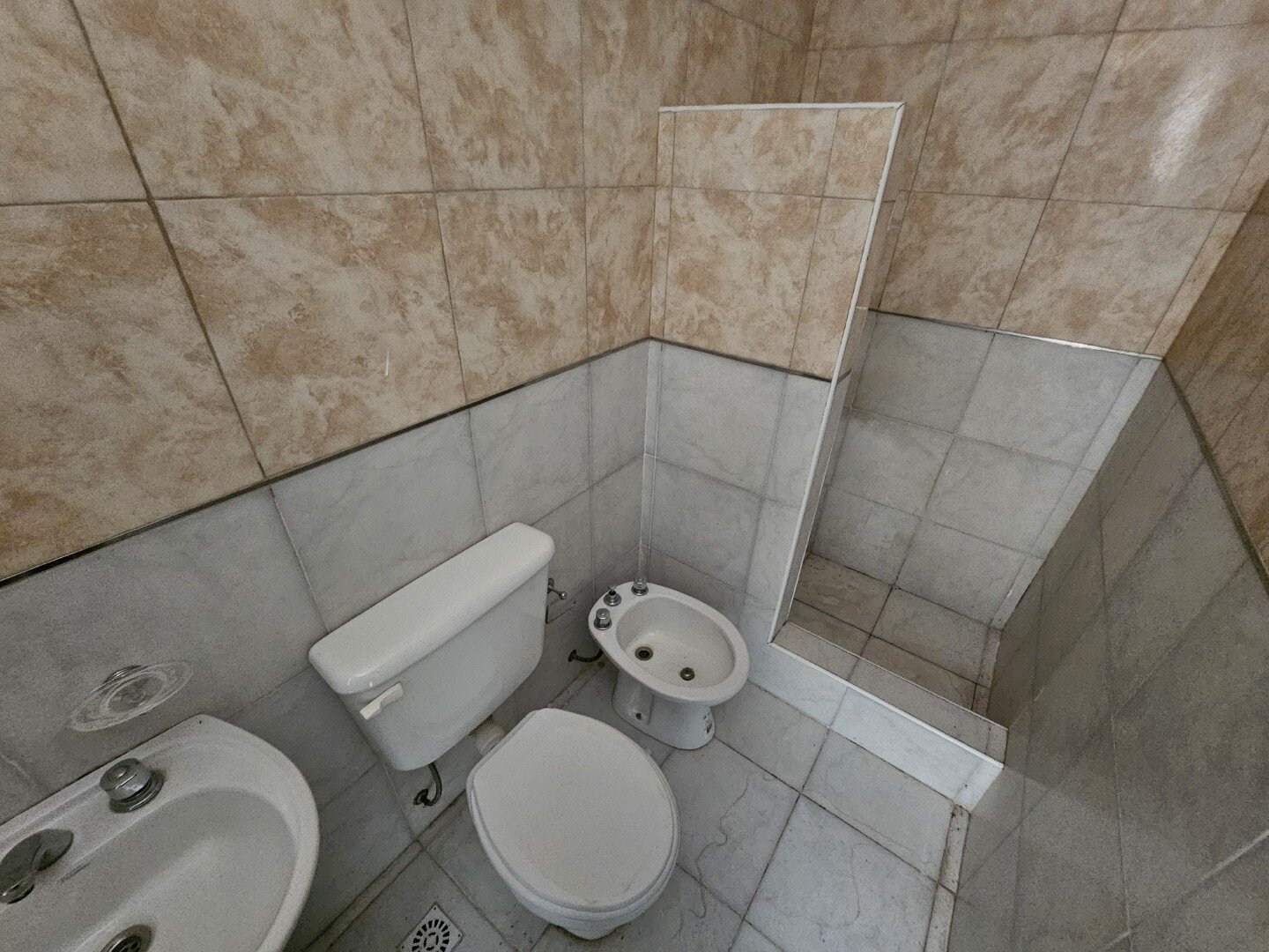 VENTA | Conjunto de viviendas y local comercial sobre amplio terreno! Abasolo, entre Berutti y Passo - 25