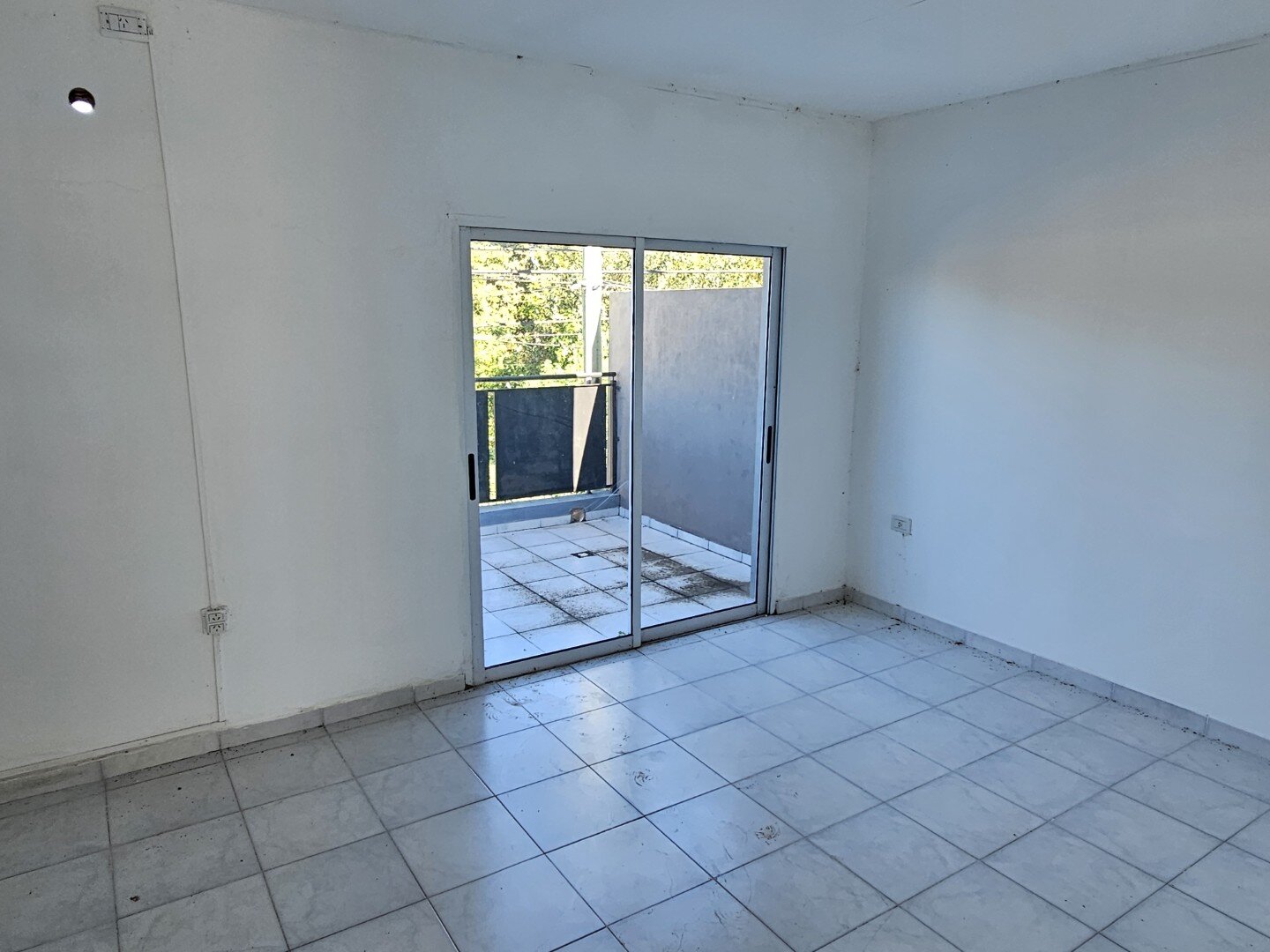 VENTA | Conjunto de viviendas y local comercial sobre amplio terreno! Abasolo, entre Berutti y Passo - 28