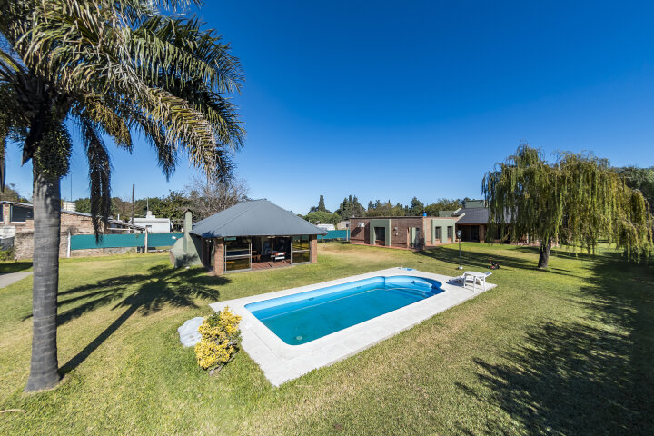 Vendo Casa de categoría + quincho + pileta + canchas deportivas + gran lote. ideal vivienda o emprendimiento o inversor