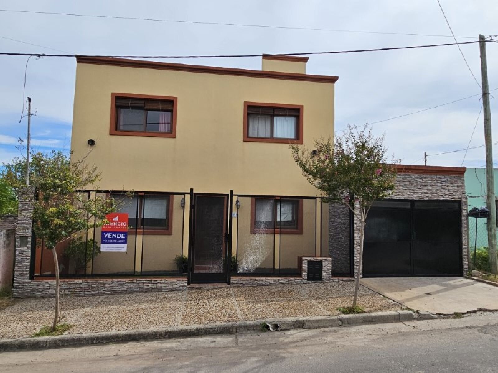 Casa de 3 dormitorios, 2 baños! Cochera, patio con pileta y todos los servicios! Cuneo entre/Junín y Guemes - 1