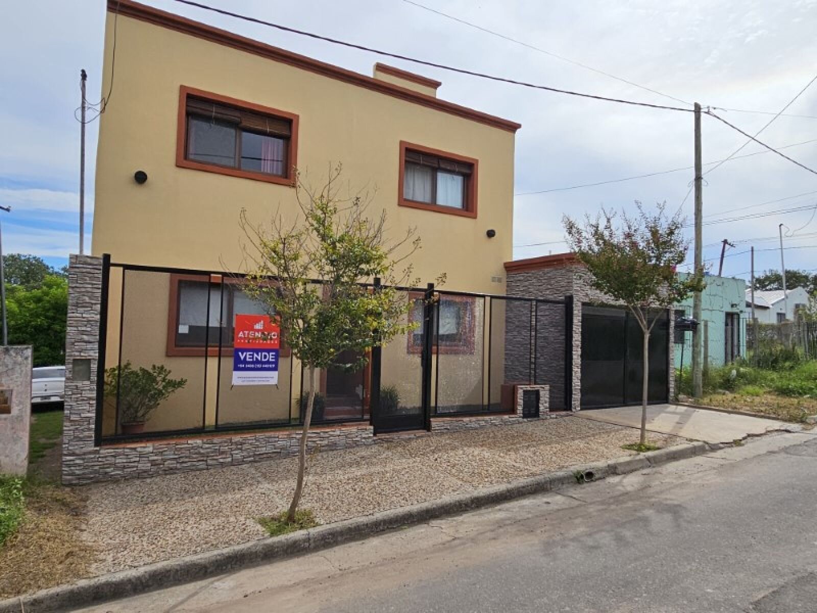 Casa de 3 dormitorios, 2 baños! Cochera, patio con pileta y todos los servicios! Cuneo entre/Junín y Guemes - 2
