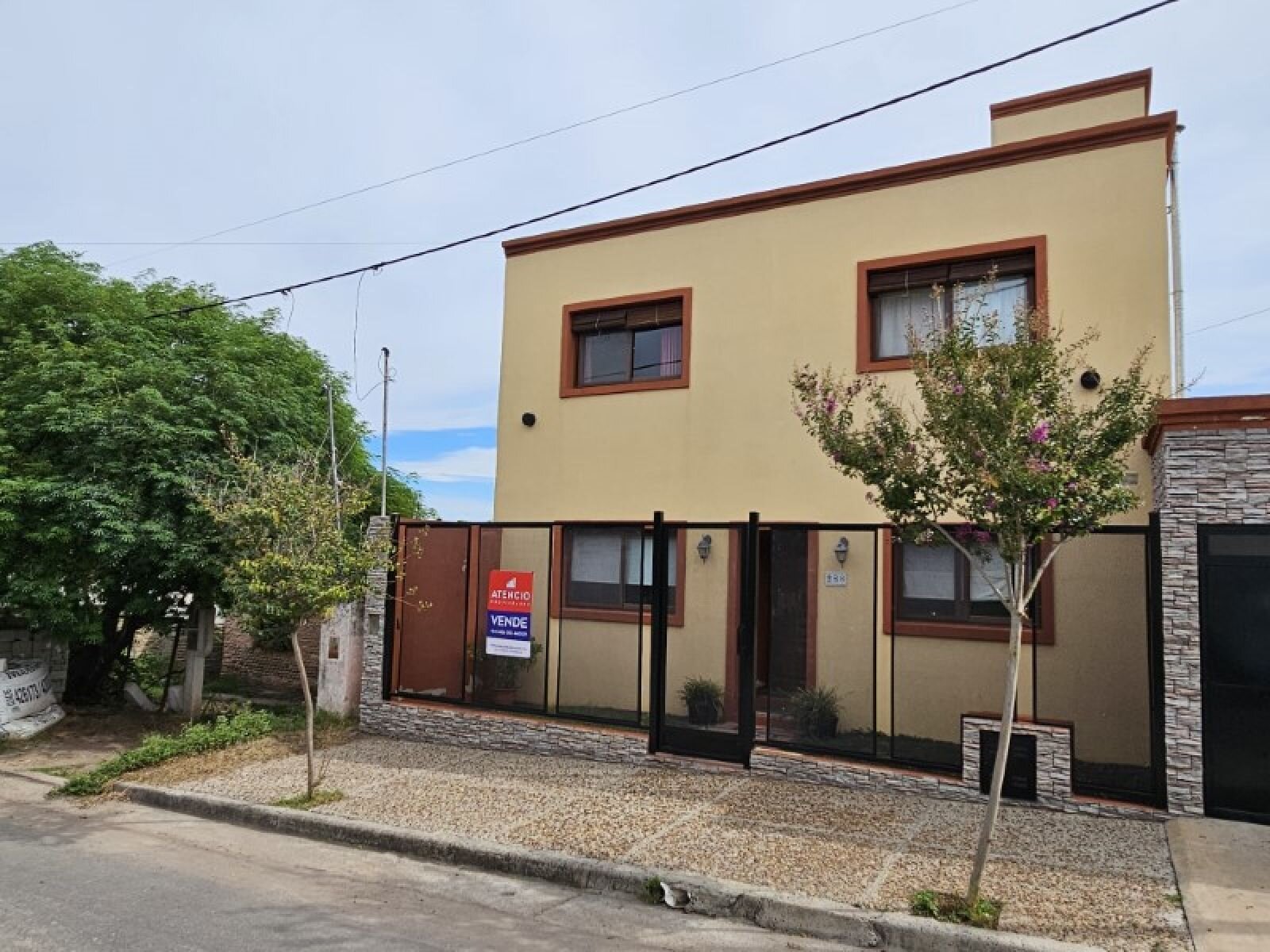 Casa de 3 dormitorios, 2 baños! Cochera, patio con pileta y todos los servicios! Cuneo entre/Junín y Guemes - 3