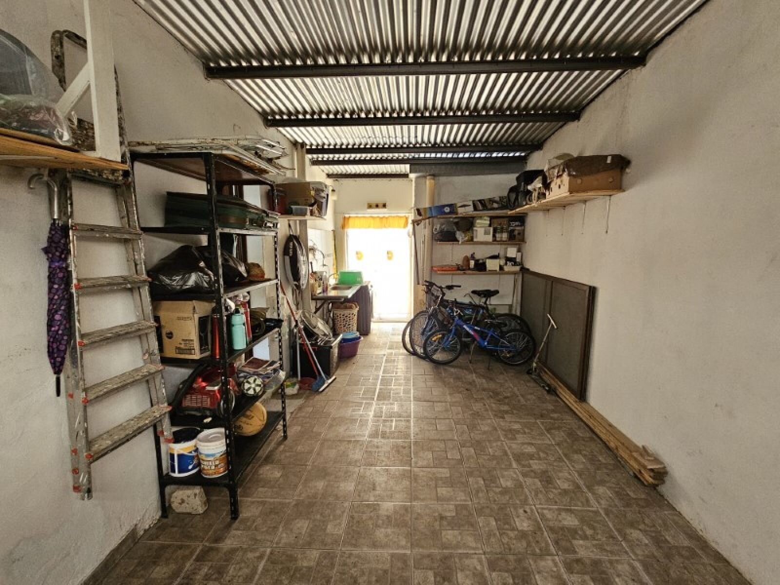 Casa de 3 dormitorios, 2 baños! Cochera, patio con pileta y todos los servicios! Cuneo entre/Junín y Guemes - 21
