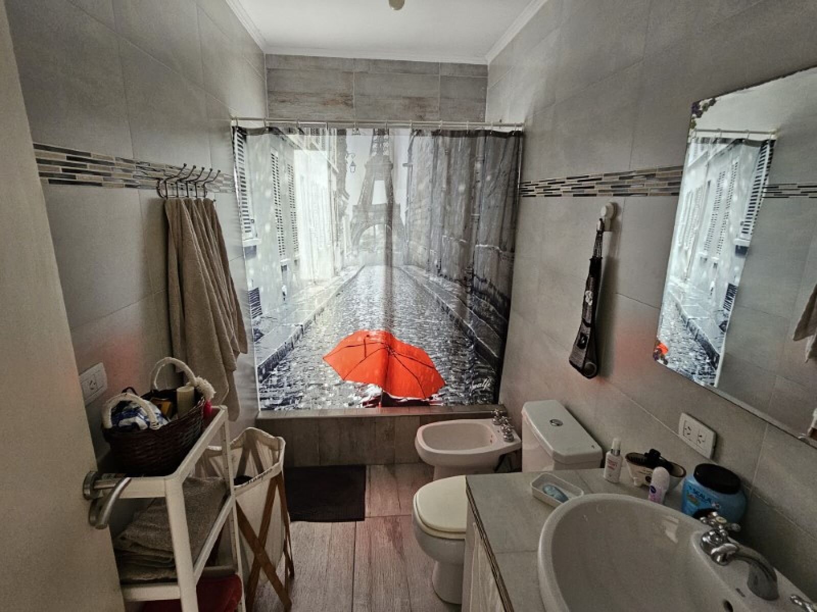 Casa de 3 dormitorios, 2 baños! Cochera, patio con pileta y todos los servicios! Cuneo entre/Junín y Guemes - 24