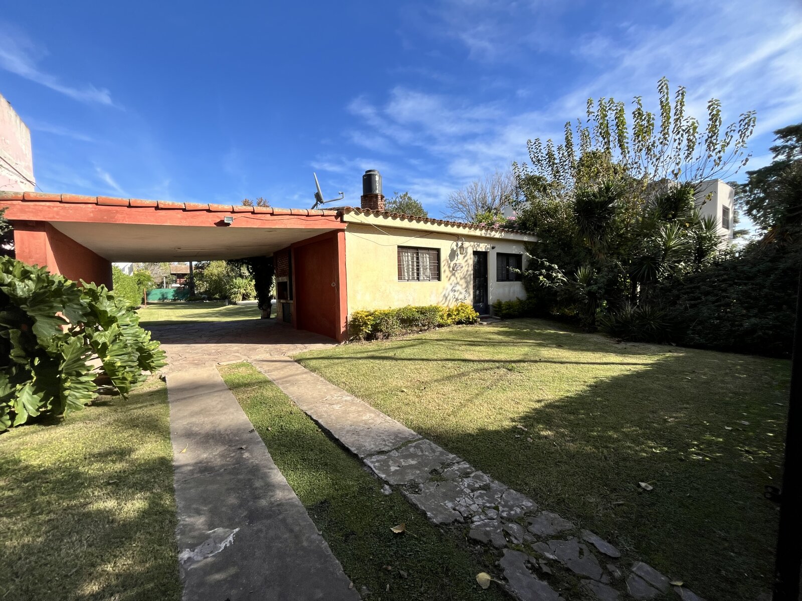 Casa Venta 2 Dormitorios - Pileta - Quincho -Dependencias - Oportunidad - Roldan — foto 1