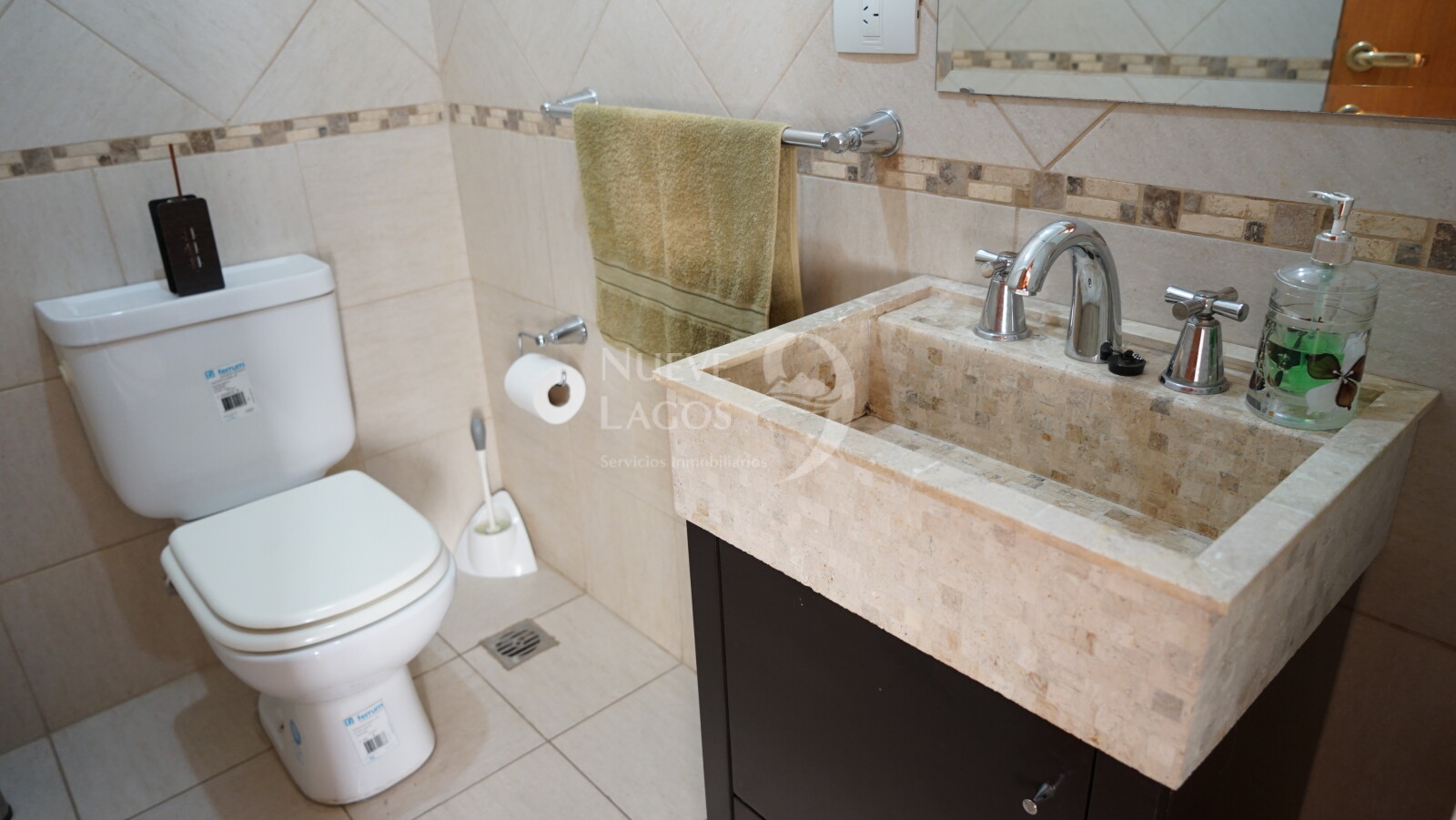 Venta de casa, dos locales y dos departamentos sobre RP63 en Meliquina - 14