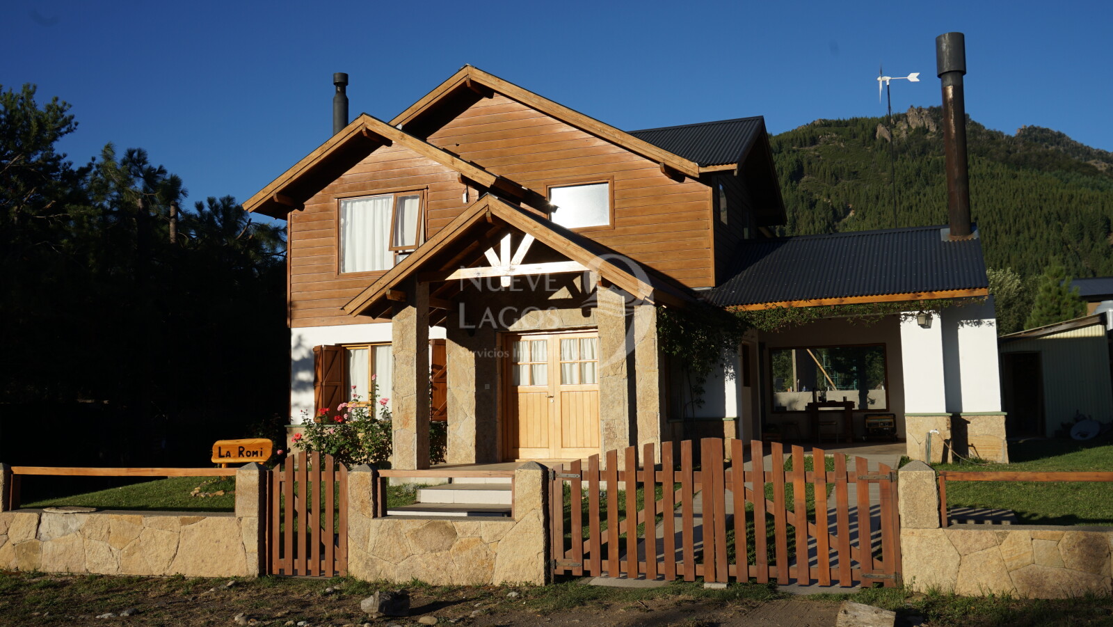 Venta de casa, dos locales y dos departamentos sobre RP63 en Meliquina - 3