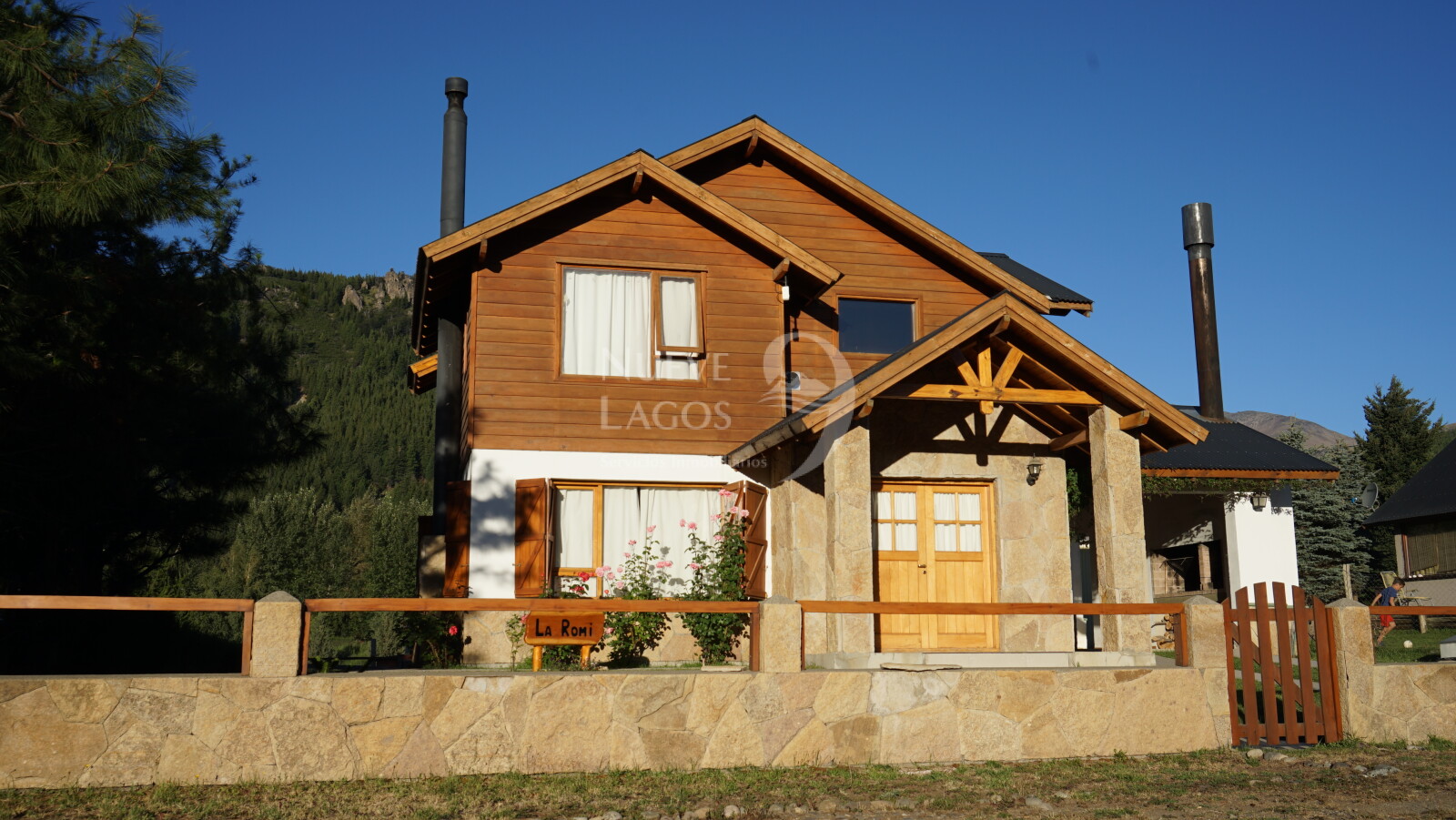 Venta de casa, dos locales y dos departamentos sobre RP63 en Meliquina - 4