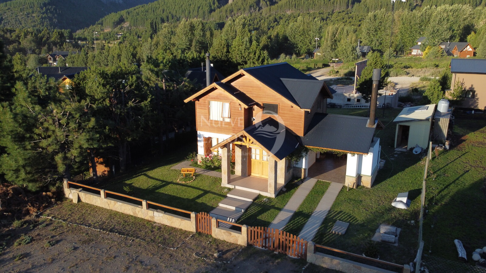 Venta de casa, dos locales y dos departamentos sobre RP63 en Meliquina - 2