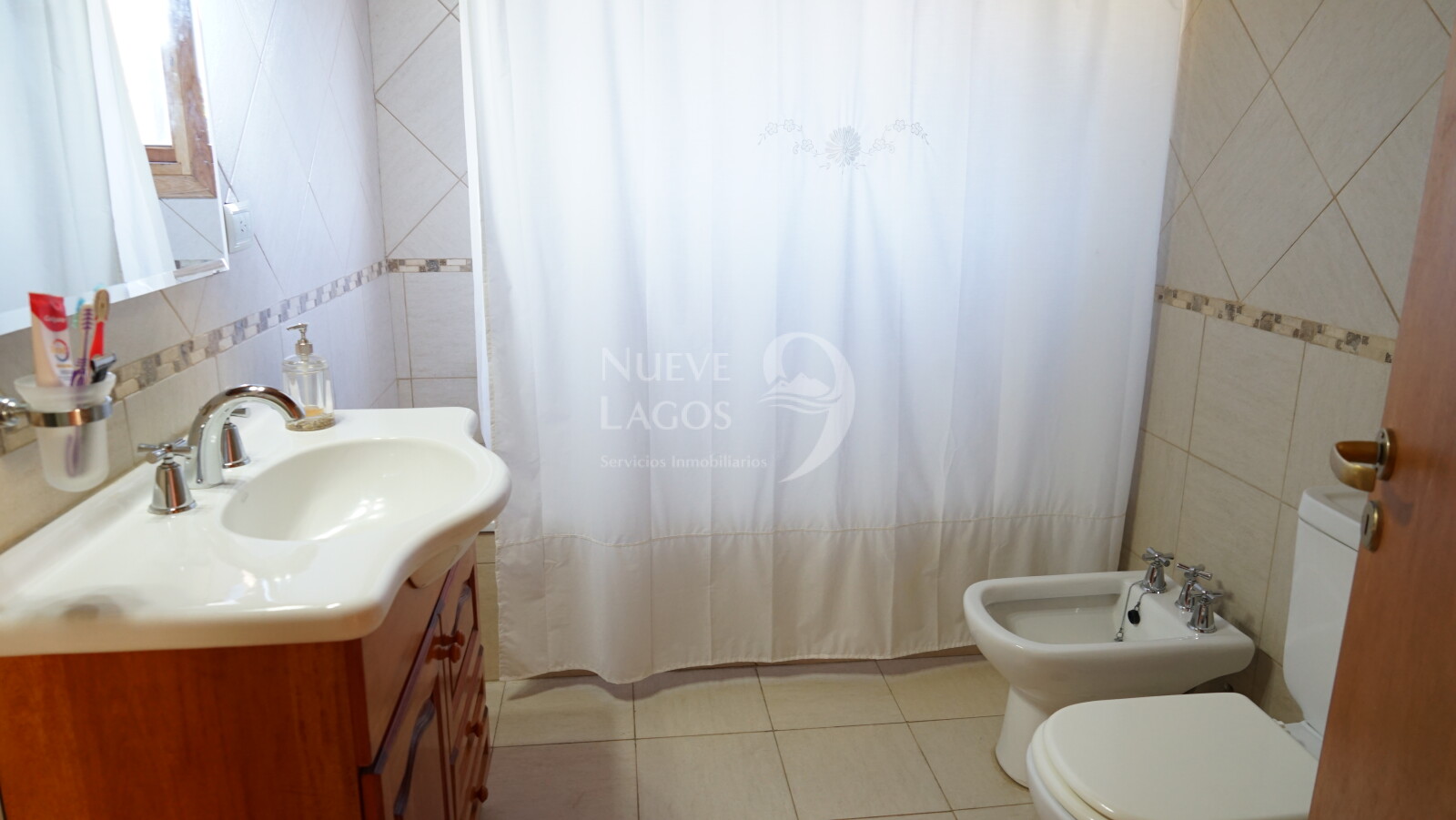 Venta de casa, dos locales y dos departamentos sobre RP63 en Meliquina - 22
