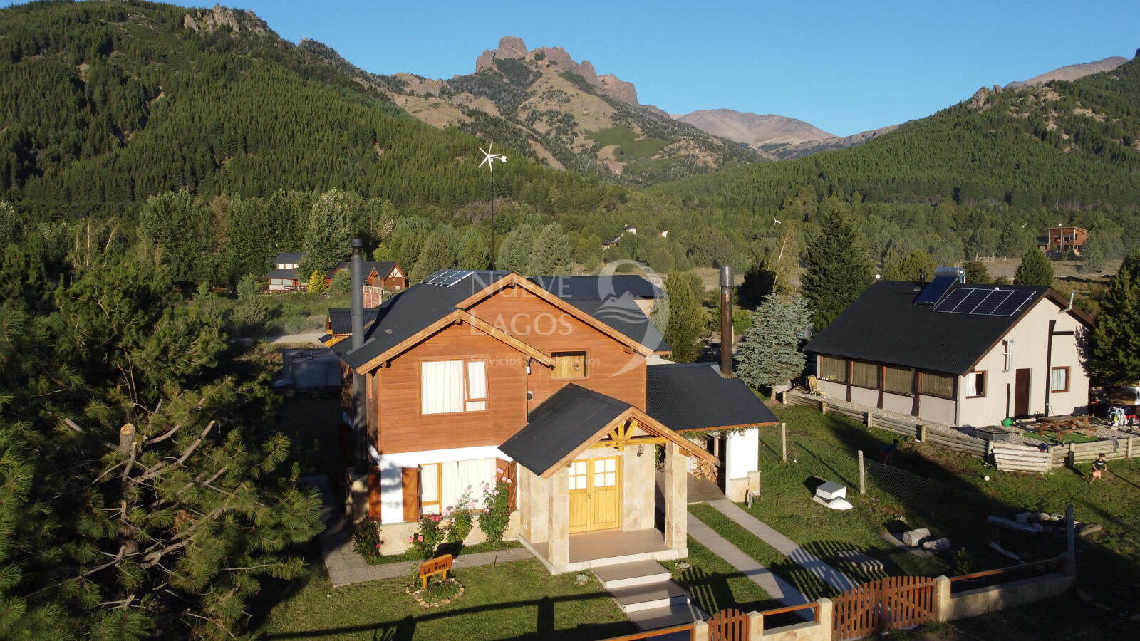 Venta de casa, dos locales y dos departamentos sobre RP63 en Meliquina - 30