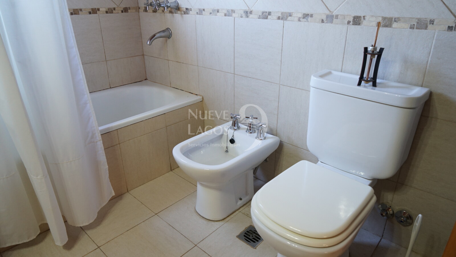 Venta de casa, dos locales y dos departamentos sobre RP63 en Meliquina - 21