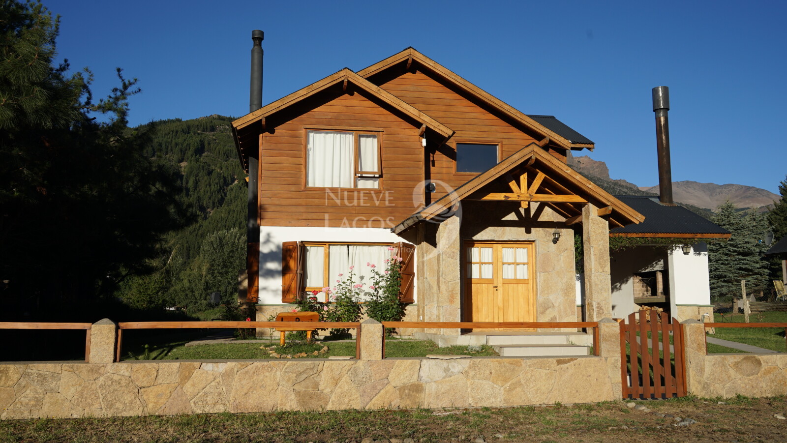 Venta de casa, dos locales y dos departamentos sobre RP63 en Meliquina - 5