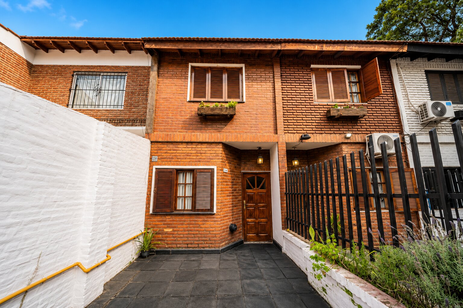 Triplex | 4 ambientes + Fondo libre 65 M2 | El Palomar - 1
