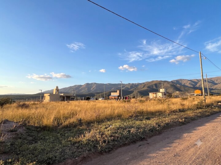 Lote 748 m² en Jardín de Los Cocos – Escritura, luz y agua – Vista al Uritorco