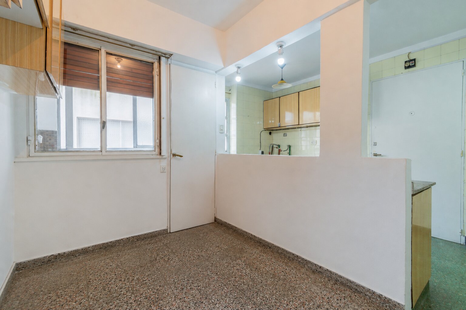 Departamento cuatro ambientes. Semi piso con balcón. Luminoso. Conectividad - 7