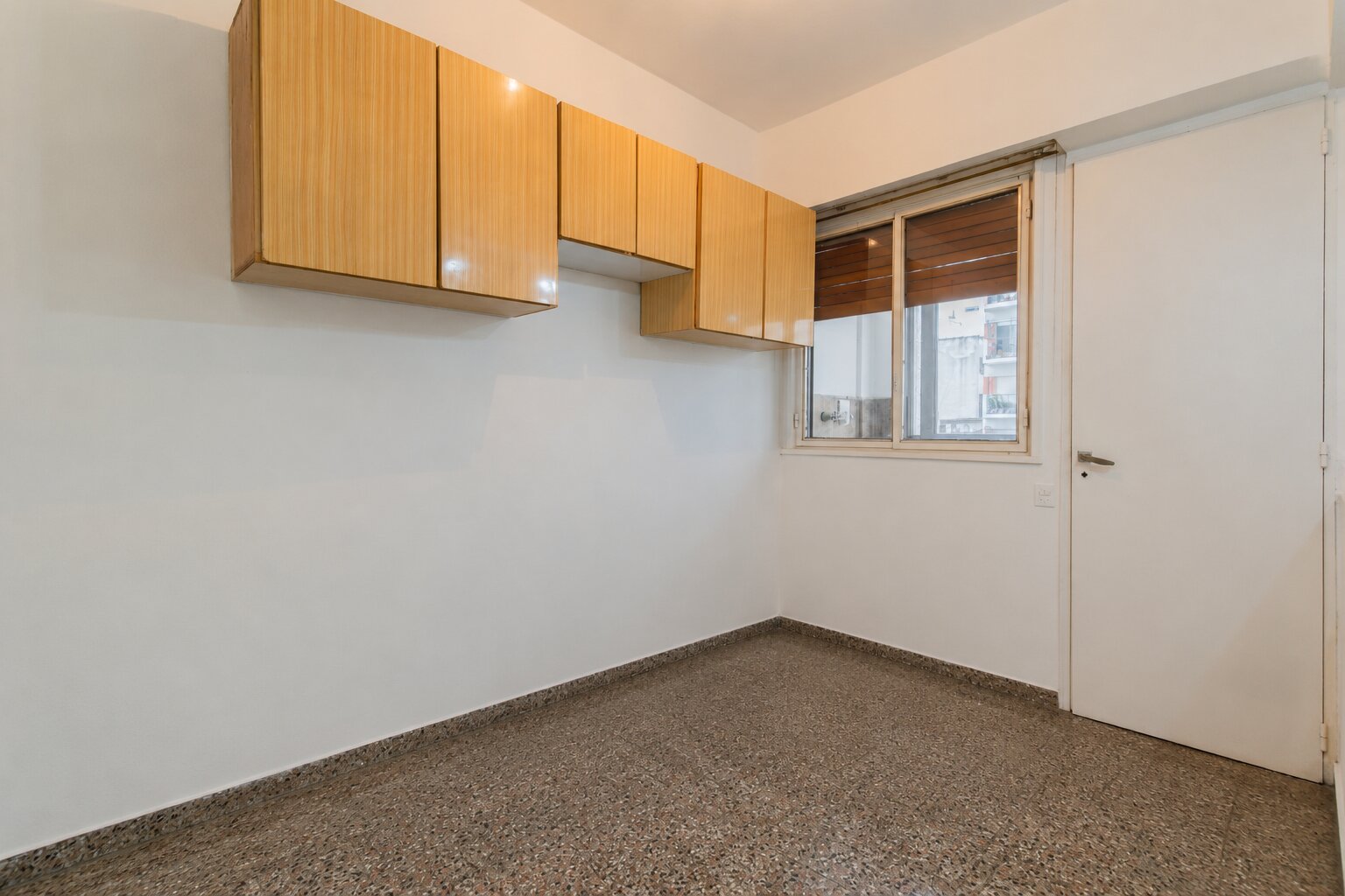 Departamento cuatro ambientes. Semi piso con balcón. Luminoso. Conectividad - 8