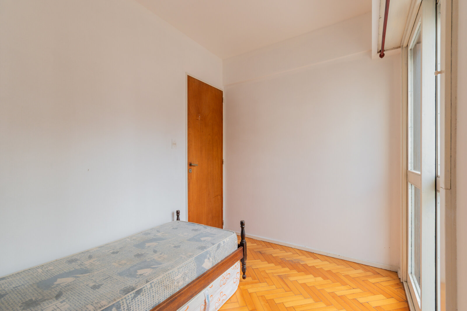 Departamento cuatro ambientes. Semi piso con balcón. Luminoso. Conectividad - 17